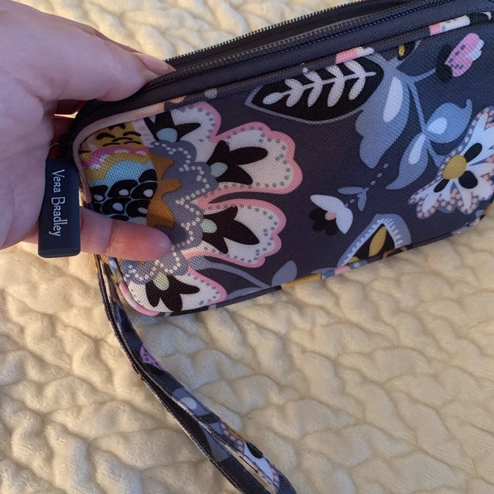 Vera Bradley Wristlet 🎀 - Picture 3 of 3
